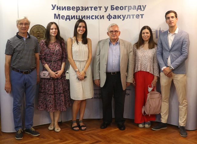 dekanat-medicinskog-fakulteta-(11) Na slici s leva u desno: osnivač Krosa RTS-a Stevan Kovačević, dr Hana Nurković, dr Nevena Lazović, akademik prof. dr Nebojša lalić, dr Ana Filipović i dr Luka Nikolić.