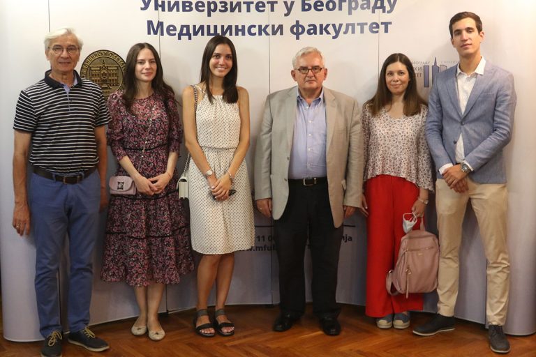 dekanat-medicinskog-fakulteta-(11) Na slici s leva u desno: osnivač Krosa RTS-a Stevan Kovačević, dr Hana Nurković, dr Nevena Lazović, akademik prof. dr Nebojša lalić, dr Ana Filipović i dr Luka Nikolić.