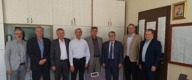 S desna u levo: Vidoje Vukašinović, savetnik ministra prosvete, Miloš Blagojević, pomoćnik ministra prosvete, Zoran Kostić, posebni savetnik ministra prosvete, Milan Gajić, direktor Poljoprivredne škole Valjevo, Stevan Kovačević, osnivač Krosa RTS-a, Kojo Bošković, direktor Poljoprivredne škole Požega, Milan Marinković, bivši direktor Poljoprivredne škole Požega, i Dejan Milunović, direktor Poljoprivredne škole Svilajnac.