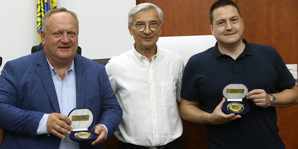 Gospoda Ružić (desno) i Cvetanović (levo) sa Specijalnom nagradom Krosa RTS-a