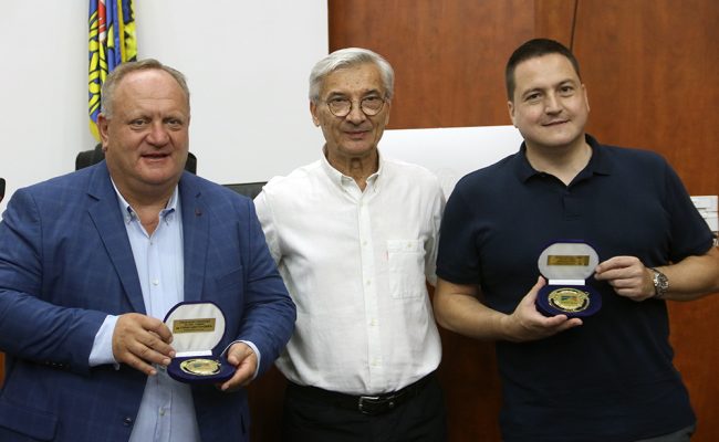 peti dan proglasenje najboljih i ministar Ruzic i gradonacelnik Cvetanvic (71) Gospoda Ružić (desno) i Cvetanović (levo) sa Specijalnom nagradom Krosa RTS-a