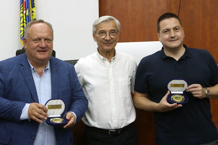 Gospoda Ružić (desno) i Cvetanović (levo) sa Specijalnom nagradom Krosa RTS-a