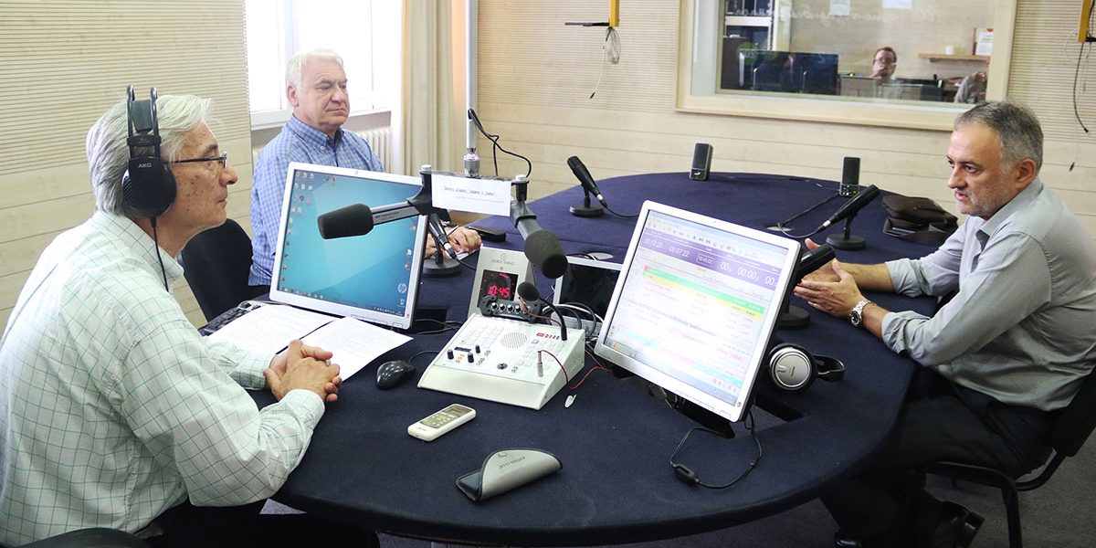 Gostovanje-u-Radio-Beogradu,-2017-Zoran-Gajic-(desno),-Bogdan-Sretenovic,-asistent-iz-Sidneja-(u-sredini)-i-Stevan-Kovacevic Gostovanje u Radio Beogradu, 2017 - Zoran Gajić (desno), Bogdan Sretenović, asistent iz Sidneja (u sredini) i Stevan Kovačević