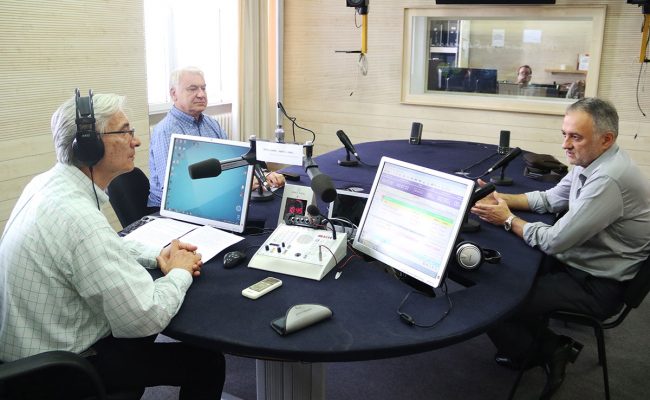 Gostovanje-u-Radio-Beogradu,-2017-Zoran-Gajic-(desno),-Bogdan-Sretenovic,-asistent-iz-Sidneja-(u-sredini)-i-Stevan-Kovacevic Gostovanje u Radio Beogradu, 2017 - Zoran Gajić (desno), Bogdan Sretenović, asistent iz Sidneja (u sredini) i Stevan Kovačević