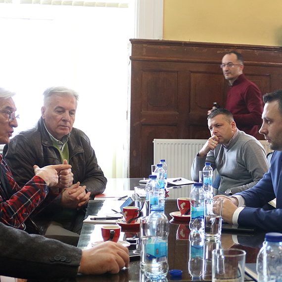 Radiša Petrović, izvršni direktor Paket-projekta „Bijeljini na dar“ (prvi s desna), u razgovoru sa čelnicima Krosa RTS-a i Agencije „Press Art DM“