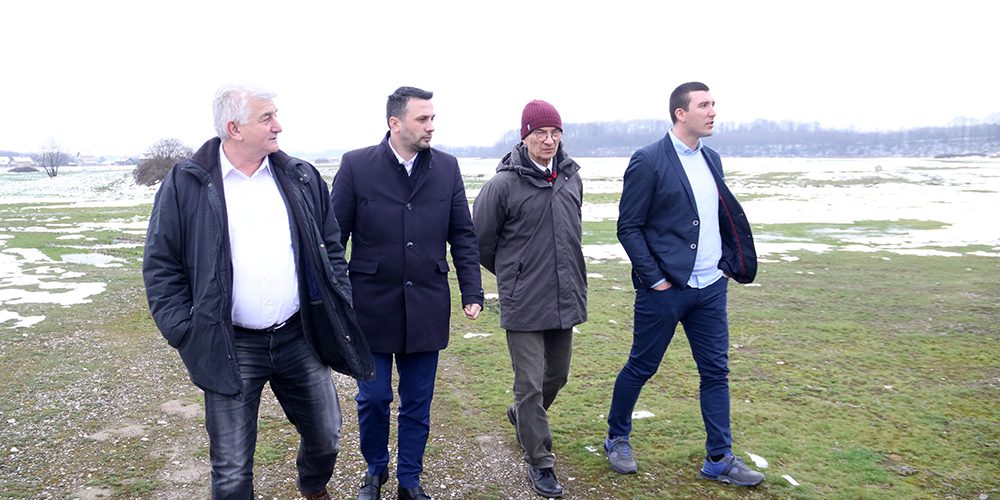 Obilazak poligona za Kros seriju 13. maja, s leva u desno – prof. Ljubiša Stevanović, izvršni direktor takmičenja u Rekovcu, Radiša Petrović, Stevan Kovačević, direktor Paket-projekta „Bijeljini na dar“, i prof. Stefan Marković Obilazak poligona za Kros seriju 13. maja, s leva u desno - prof. Ljubiša Stevanović, izvršni direktor takmičenja u Rekovcu, Radiša Petrović, Stevan Kovačević, direktor Paket-projekta „Bijeljini na dar“, i prof. Stefan Marković