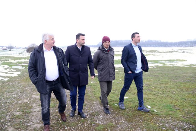 Obilazak poligona za Kros seriju 13. maja, s leva u desno – prof. Ljubiša Stevanović, izvršni direktor takmičenja u Rekovcu, Radiša Petrović, Stevan Kovačević, direktor Paket-projekta „Bijeljini na dar“, i prof. Stefan Marković Obilazak poligona za Kros seriju 13. maja, s leva u desno - prof. Ljubiša Stevanović, izvršni direktor takmičenja u Rekovcu, Radiša Petrović, Stevan Kovačević, direktor Paket-projekta „Bijeljini na dar“, i prof. Stefan Marković