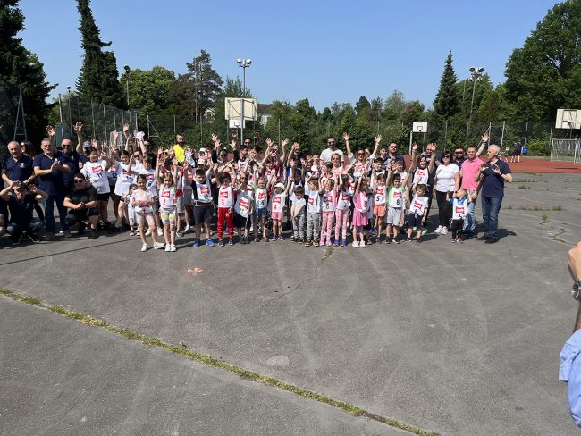 Na-fotografiji-su-organizatori,-nastavnice,-deca-i-roditelji