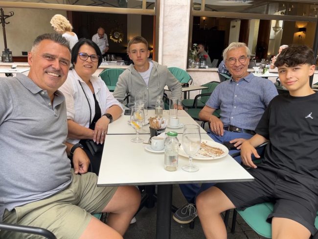 Jovan-i-Milos S. Kovačević između Jovana (sasvim desno) i Miloša. Levo Dragan i Ljiljana Matić, Jovanovi roditelji.
