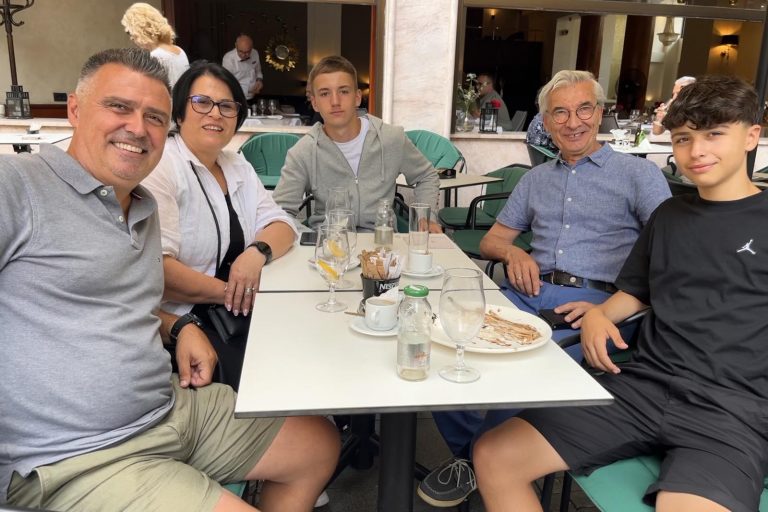 S. Kovačević između Jovana (sasvim desno) i Miloša. Levo Dragan i Ljiljana Matić, Jovanovi roditelji.