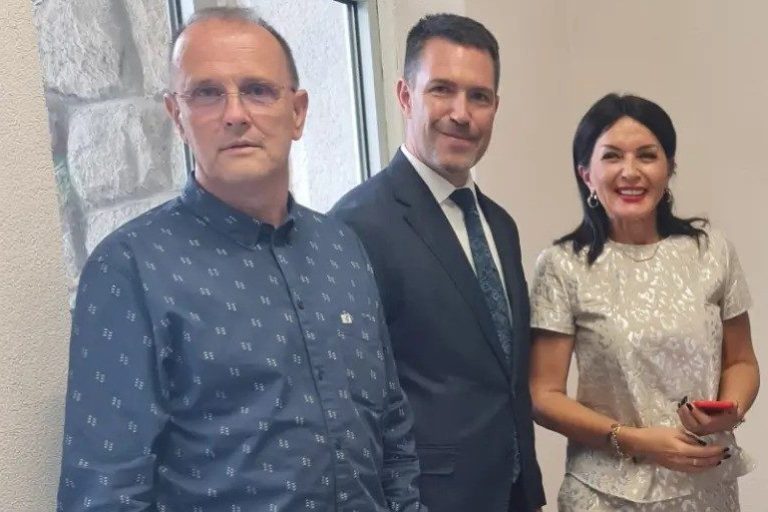 Domacini-dr-Predrag-Terzic,-gradonacelnik-Kraljeva-(u-sredini),-Bojana-Marinkovic,-nacelnica-SU-MP,-i-Zoran-Nikolic,-dir.-Sumarske-skole