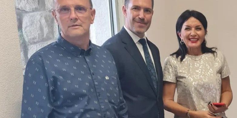 Domacini-dr-Predrag-Terzic,-gradonacelnik-Kraljeva-(u-sredini),-Bojana-Marinkovic,-nacelnica-SU-MP,-i-Zoran-Nikolic,-dir.-Sumarske-skole