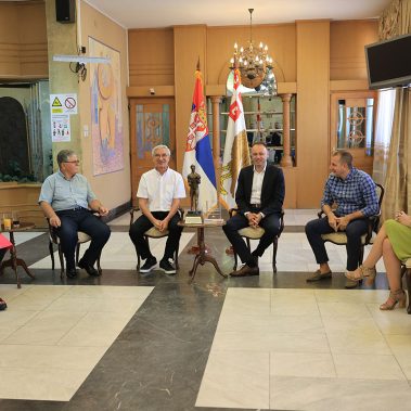 Na fotografiji sleva u desno: Mirjana Pajić, programski direktor IK Klett, dr Zoran Kostić, posebni savetnik ministarke prosvete, Stevan Kovačević, osnivač i direktor Krosa RTS-a, Predrag Stevović, ministar sports grada Kragujevca, Dušan Aleksić, ministar obrazovanja grada Kragujevca, i Maja Marković, Školska uprava MP Kragujevac