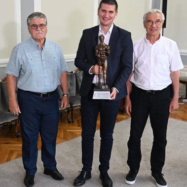 Gradonačelnik Saša Pavlović sa prelaznom statuetom Pobednika, u društvu Zorana Kostića, savetnika ministarke prosvete, i Stevana Kovačevića, direktora Krosa RTS-a